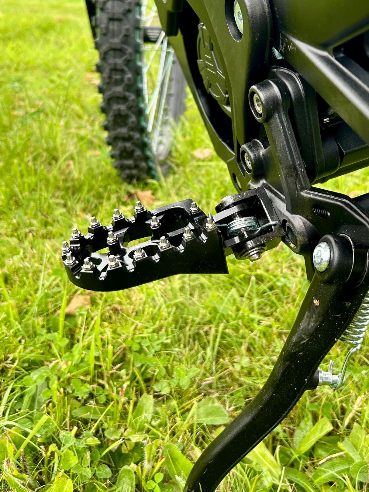 ALUMINIUM BILLET EXTRA WIDE FOOTPEGS, WITH STUDS