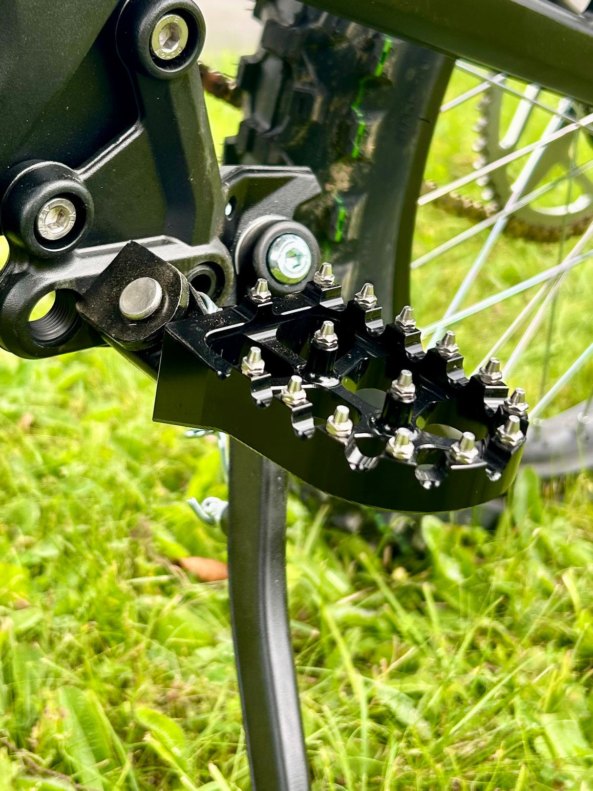 ALUMINIUM BILLET EXTRA WIDE FOOTPEGS, WITH STUDS