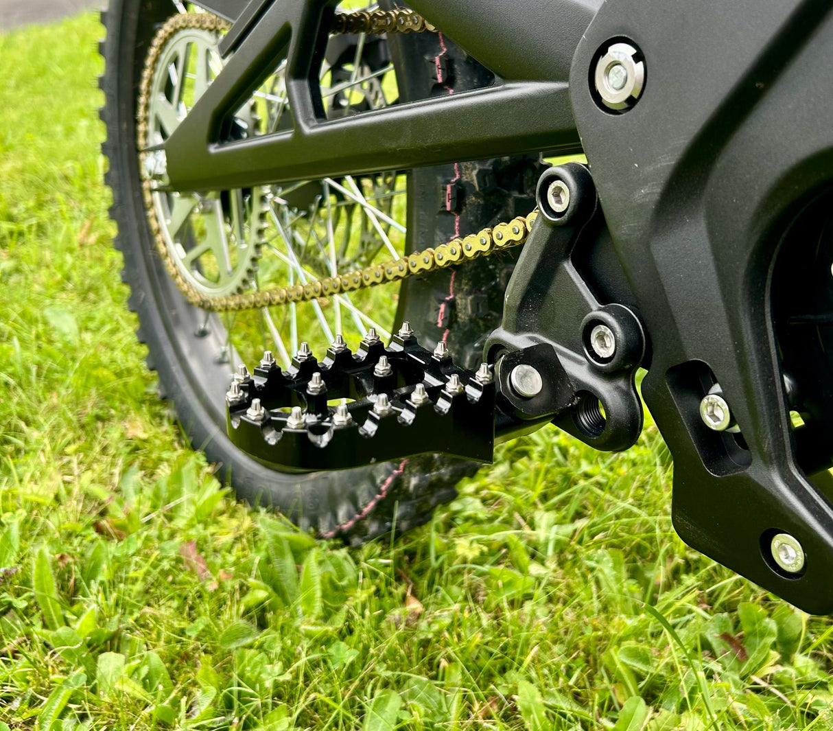 ALUMINIUM BILLET EXTRA WIDE FOOTPEGS, WITH STUDS