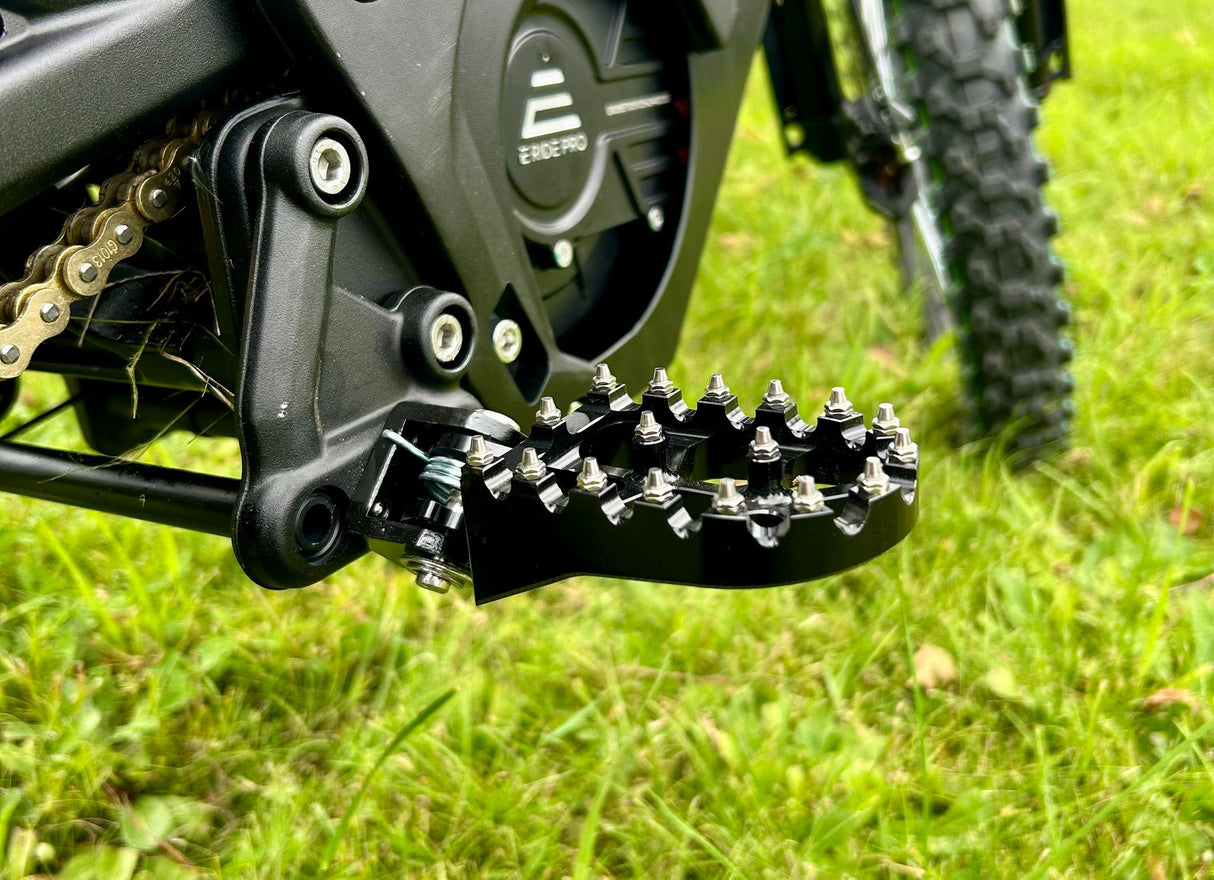 ALUMINIUM BILLET EXTRA WIDE FOOTPEGS, WITH STUDS